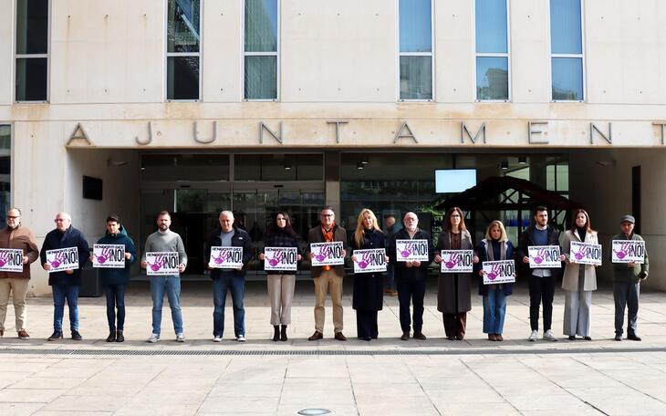 Benidorm condena los crímenes machistas de dos mujeres cometidos en Badajoz y Baleares